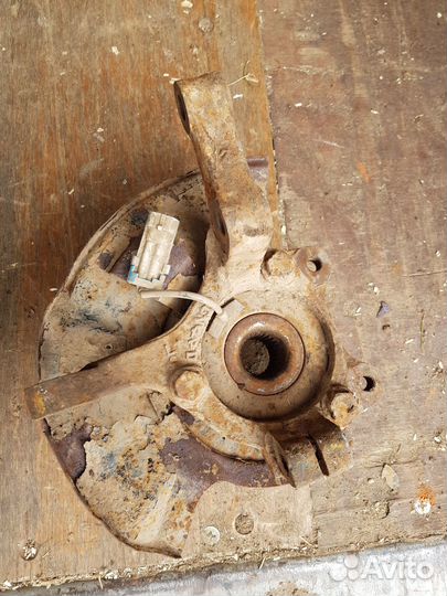 Кулак поворотный передний левый Vortez Estina