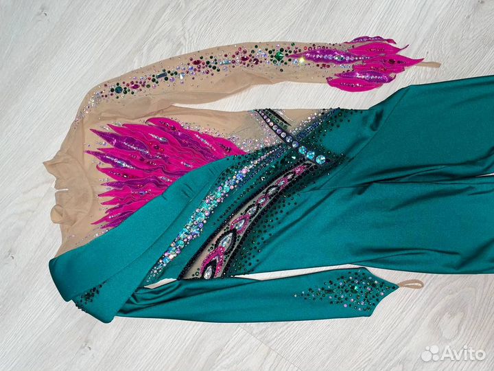 Костюм для выступлений по фигурному катанию