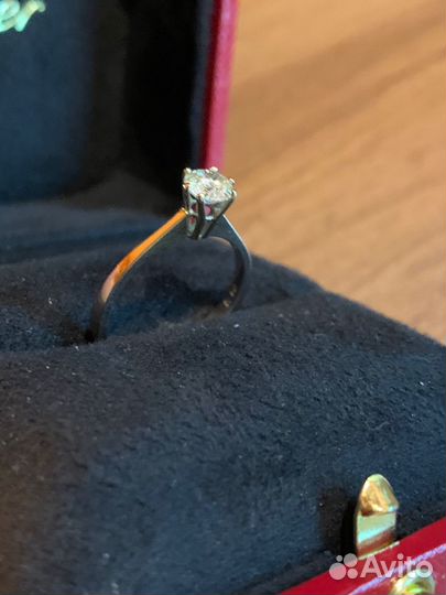 Кольцо с брилиантом
