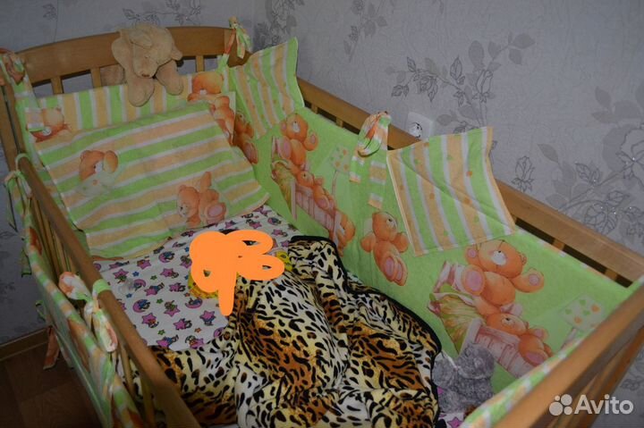 Детская кроватка с маятником