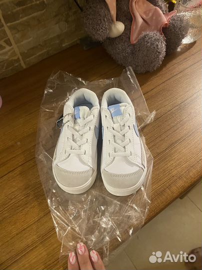 Кроссовки для девочки новые