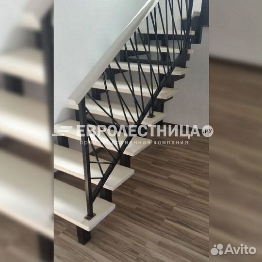 Лестница для коттеджа