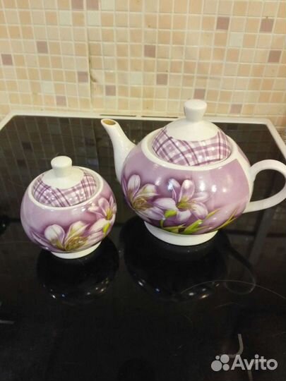 Заварочный чайник и сахарница