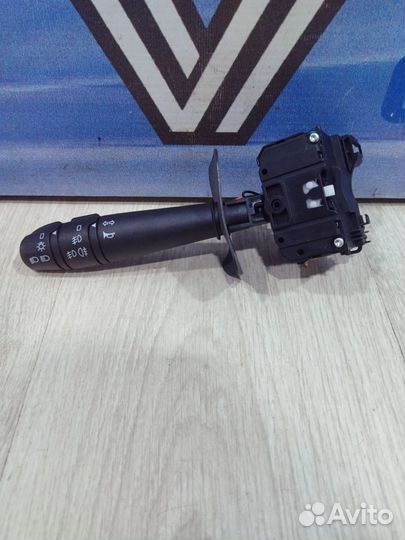 Подрулевой переключатель Renault sandero Лев