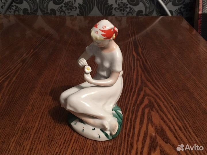Фарфоровая статуэтка гадание на ромашке лфз