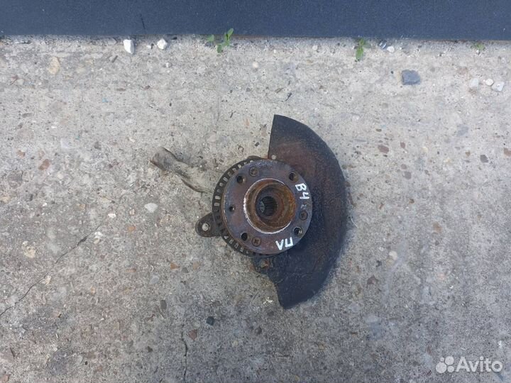 Поворотный кулак передний левый Volkswagen Passat