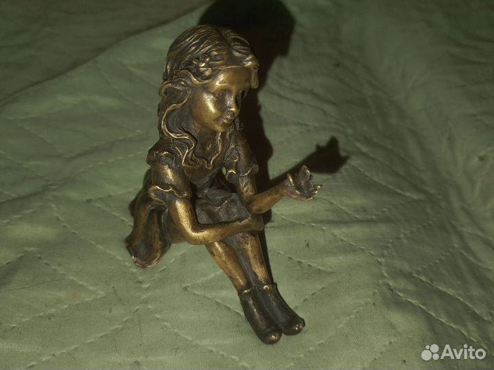 Девочка и бабочка, бронза