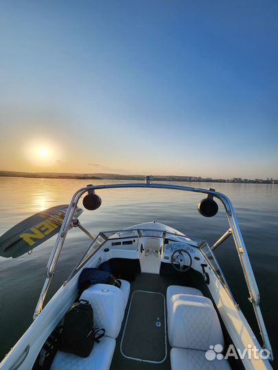 Аренда катера \ Прогулки на катере \ Вейкборд