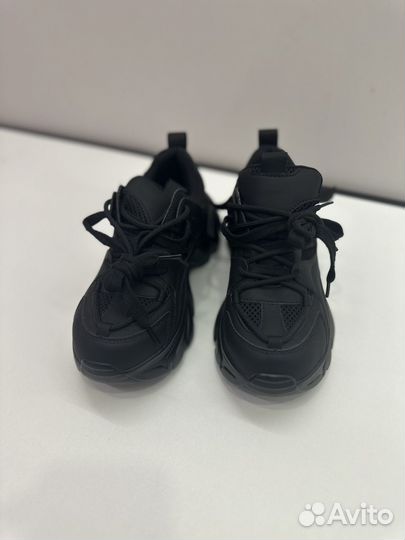 Кроссовки женские