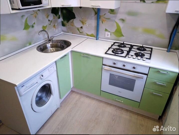 Угловая кухня со встроенной стиралкой и техникой