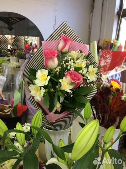 Розы розовые и Альстрамерия белая