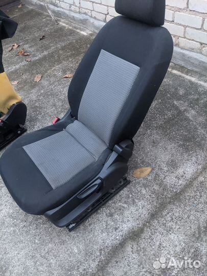 Переднее и задние сиденья VW Polo 2011