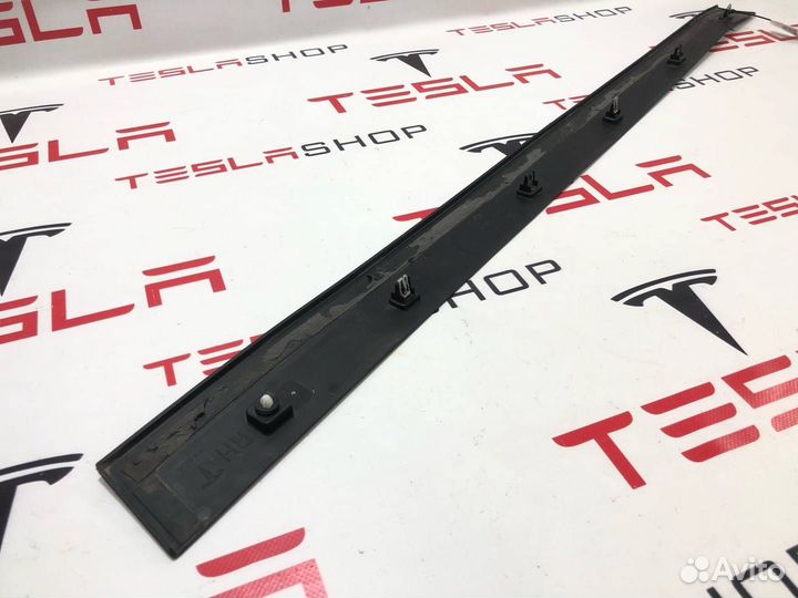 Молдинг двери передней правой Tesla Model X 2019
