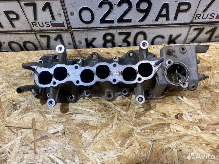 Впускной коллектор Mitsubishi Pajero 3D 1989