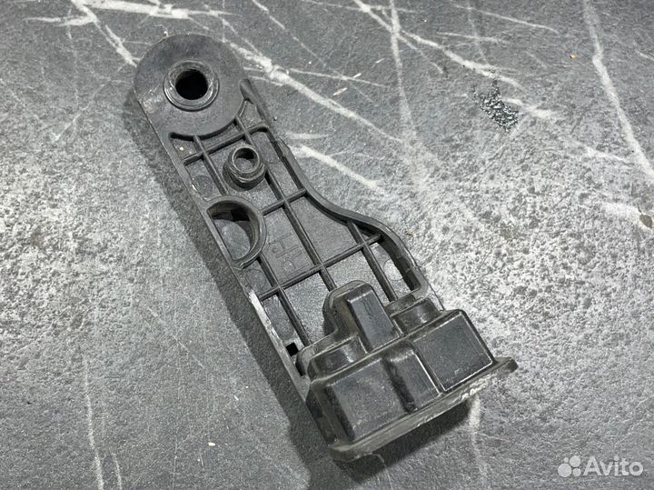 Верхнее крепление правой фары Solaris