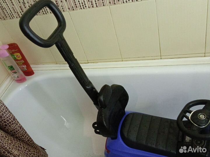 Детская машинка каталка с ручкой