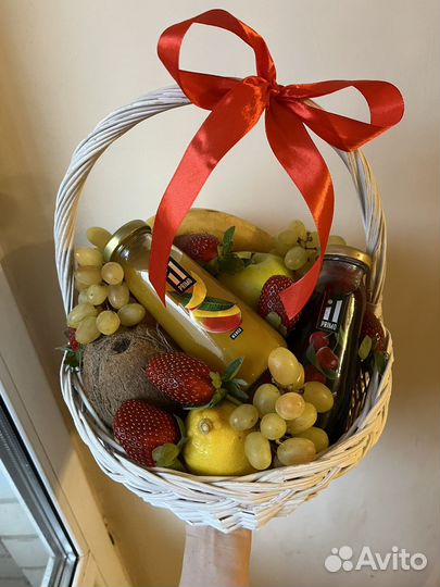 Подарочная корзина с фруктами