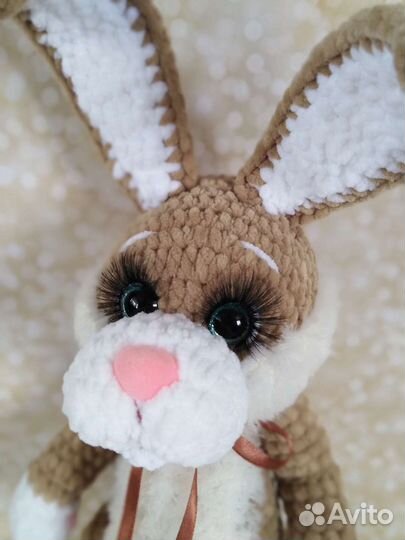 Плюшевый заяц вязаный