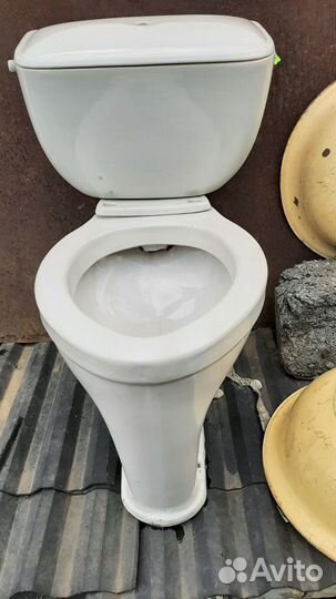 Продам унитаз в комплекте бачок сантехнический