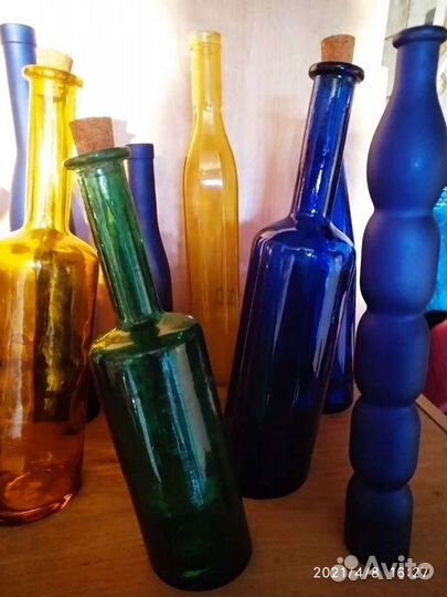 Бутылки коллекционные из цветного стекла