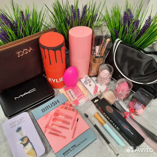 Косметички, кисти, спонжи, аппликаторы для макияжа