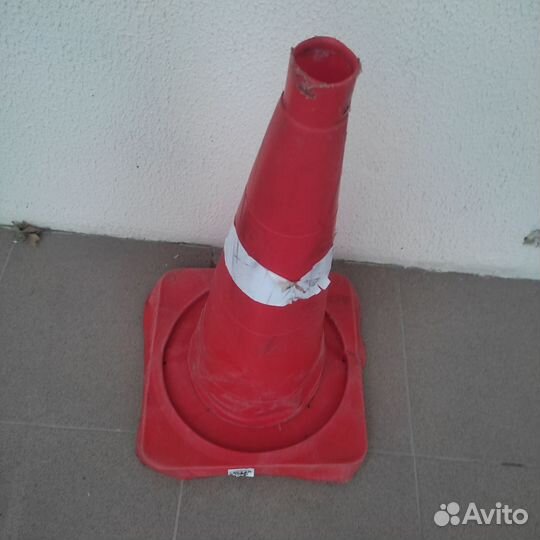 Конус дорожный