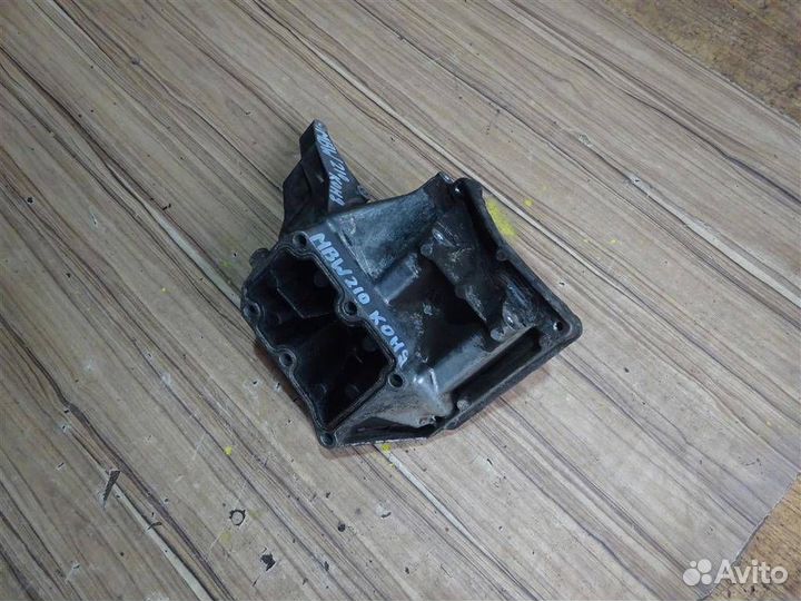 Кронштейн компрессора кондиционера Mercedes Benz