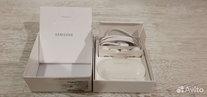 Беспроводные наушники Samsung Buds plus