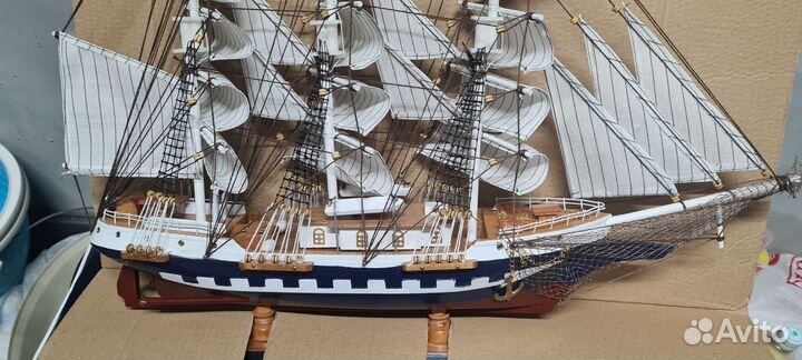 Модель парусника из дерева