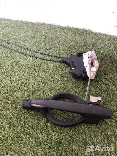 Замок двери левый Mitsubishi Outlander XL