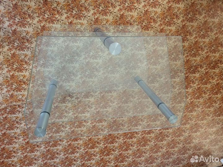 Тумба под телевизор из стекла