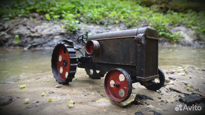 Модель ретро трактора под металл ржавый 1/10