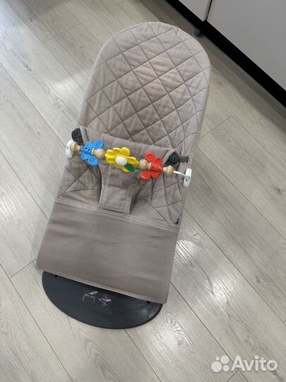 Шезлонг babybjorn с фирменной игрушкой
