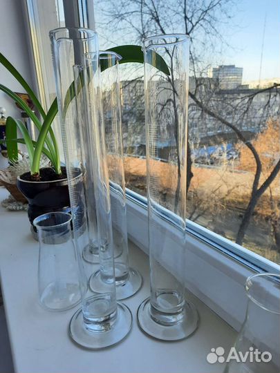 Химические лабораторные колбы, цилиндры и воронки