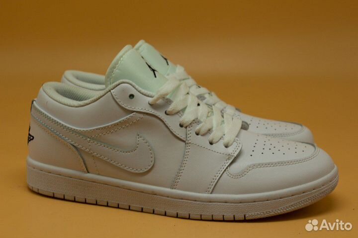 Кроссовки Wmns Air Jordan 1 Low white