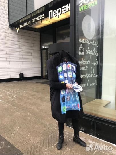 Раздача листовок промоутер