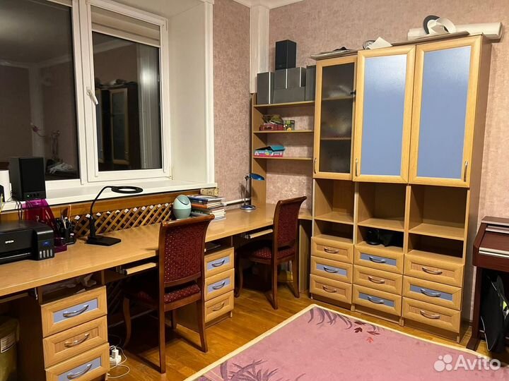 Компьютерный стол и мебель для учебной комнаты