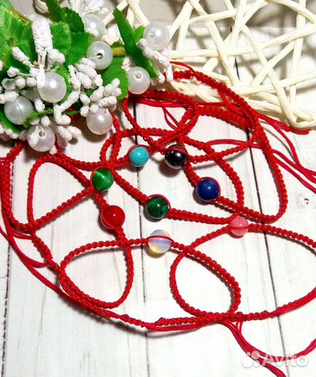 Браслеты из красной нити с натуральным камнем