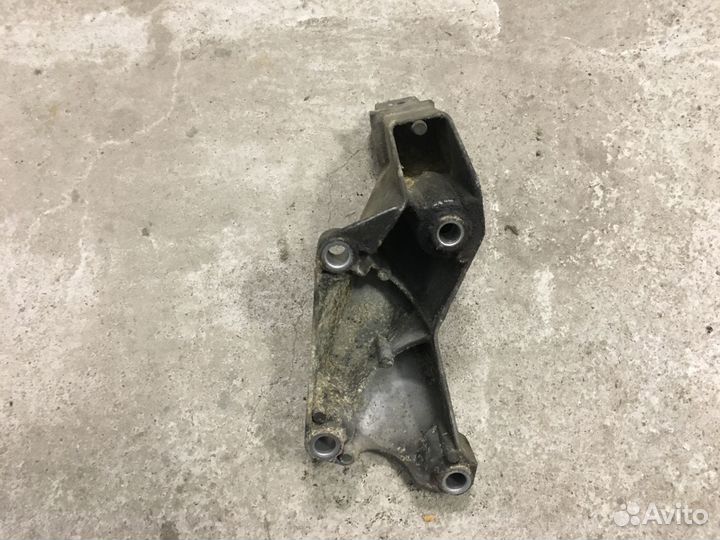 Кронштейн двигателя левый Audi A4 B6 (4342)