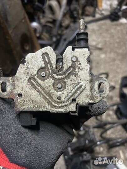 Замок капота фокус 1