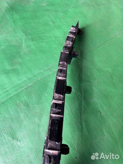 Крепление бампера заднее левое Honda Vezel RV6