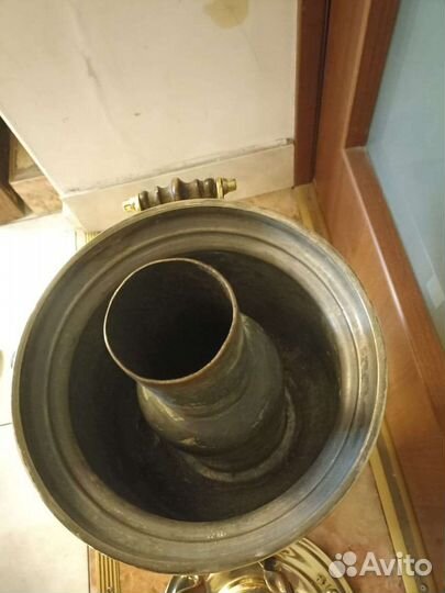 Старинный самовар с медалями