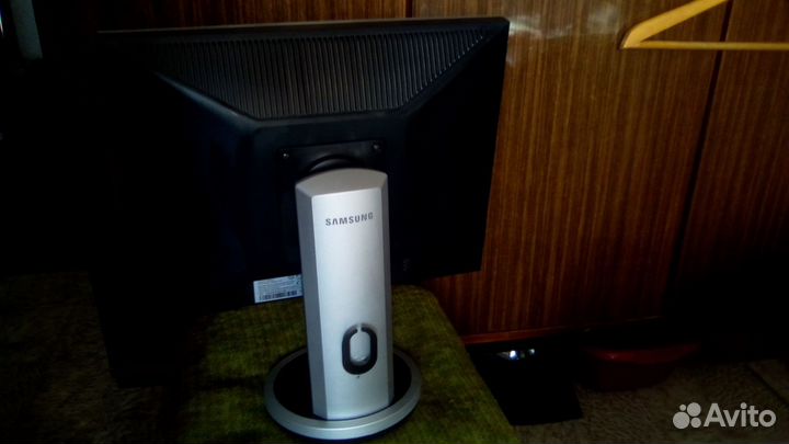 50.8см ЖК с регулиркой высоты, портретом, DVI