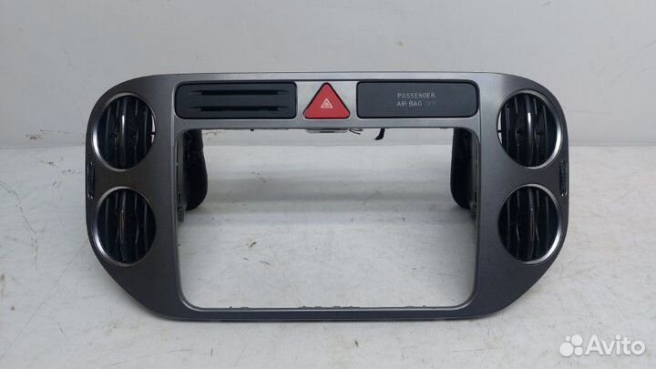 Накладка на панель Volkswagen Tiguan 2.0 2011