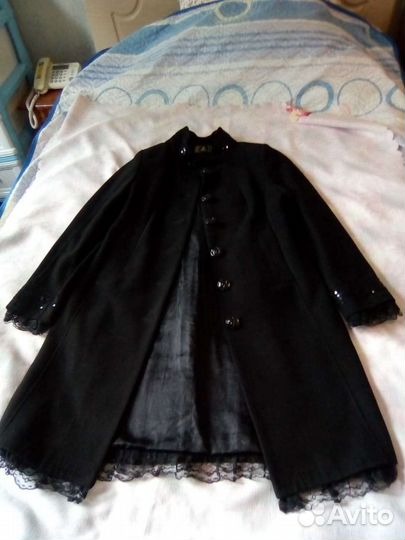 Пальто женское нарядное, с пайетками и кружевами