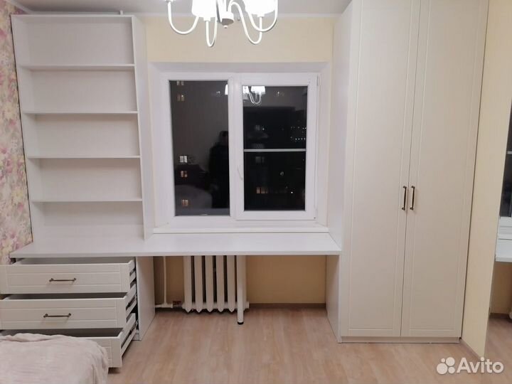 Столы письменные с пеналами и тумбами