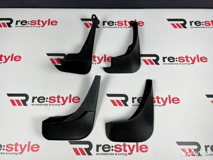 Брызговики Toyota Vitz 90 Черные R2031