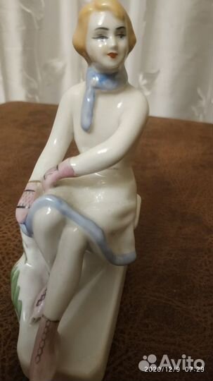 Статуэтка фарфоровая «Конькобежка» («На катке»)