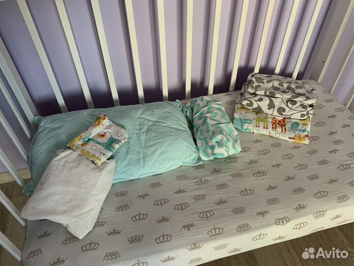 Детская кроватка с маятником