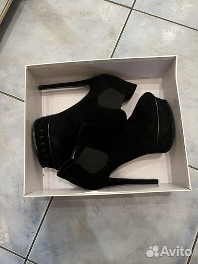 Ботильоны в стиле casadei